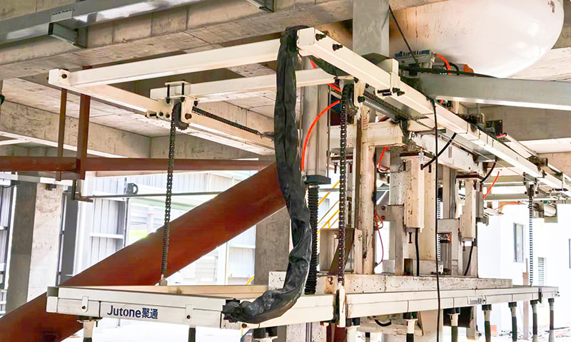 Løftende hældningsindretning